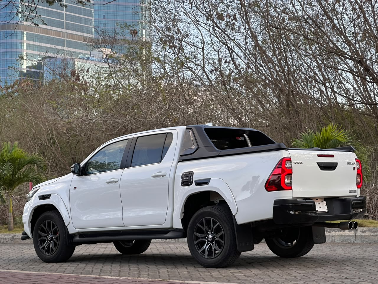 TOYOTA HILUX DOUBLE CABIN thumbnail 2